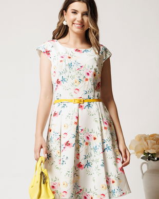 Rochie scurta alba in clos cu flori galbene si curtea in talie