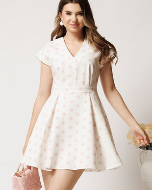 Rochie scurta alba din stofa in clos cu buline roz si curea in talie