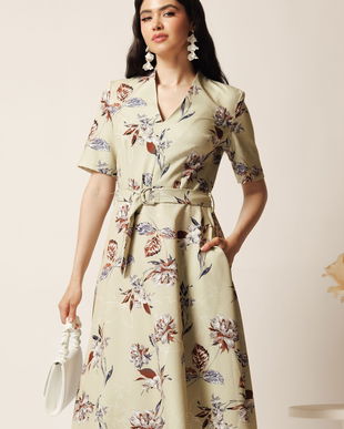 Rochie midi bej in clos cu imprimeuri maro si cordon in talie