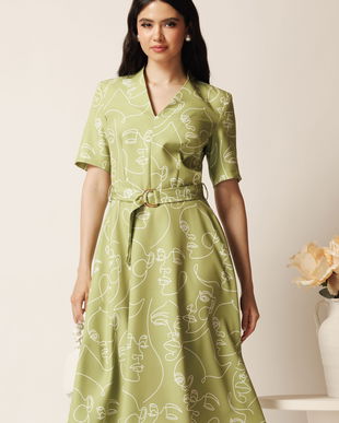Rochie midi verde in clos cu imprimeu alb si cordon in talie