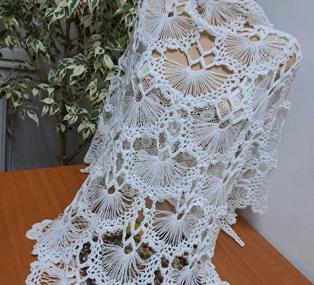 Șal alb croșetat