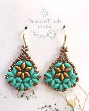Cercei Handmade cu Margele Turcoaz si bronz | Model Floral cu Tija Placata cu Aur