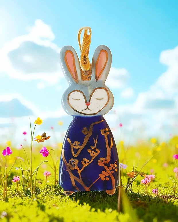 Colier din portelan pictat manual - ALICE IN WONDERLAND