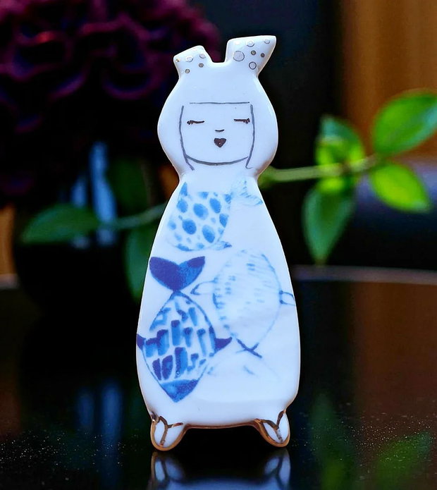 Brosa din portelan decorata cu cobalt si aur - KOKESHI