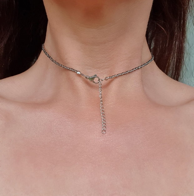 Eleganță Minimalistă: Colier cu mărgele Toho gri închis și charm cruciuliță