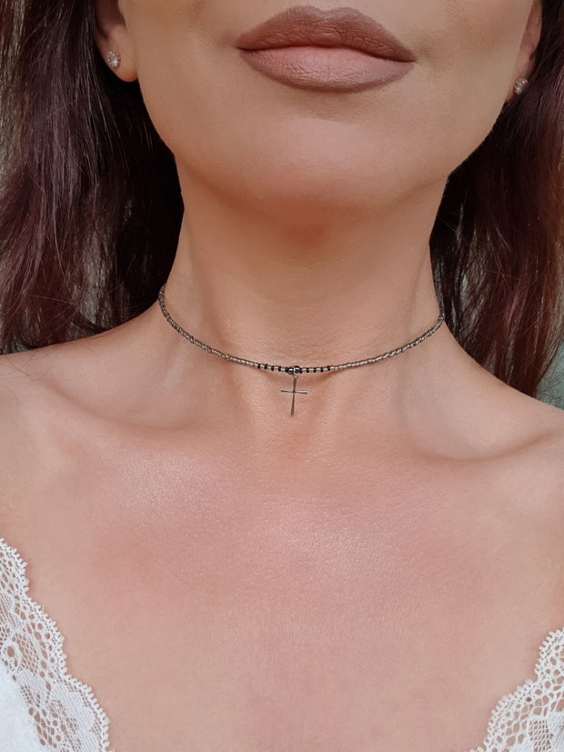 Eleganță Minimalistă: Colier cu mărgele Toho gri închis și charm cruciuliță