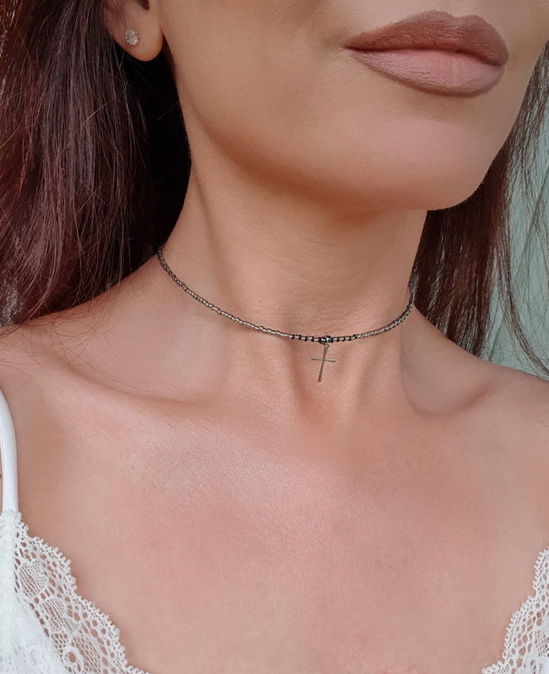 Eleganță Minimalistă: Colier cu mărgele Toho gri închis și charm cruciuliță
