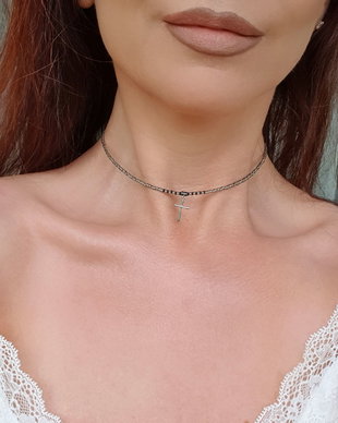 Eleganță Minimalistă: Colier cu mărgele Toho gri închis și charm cruciuliță