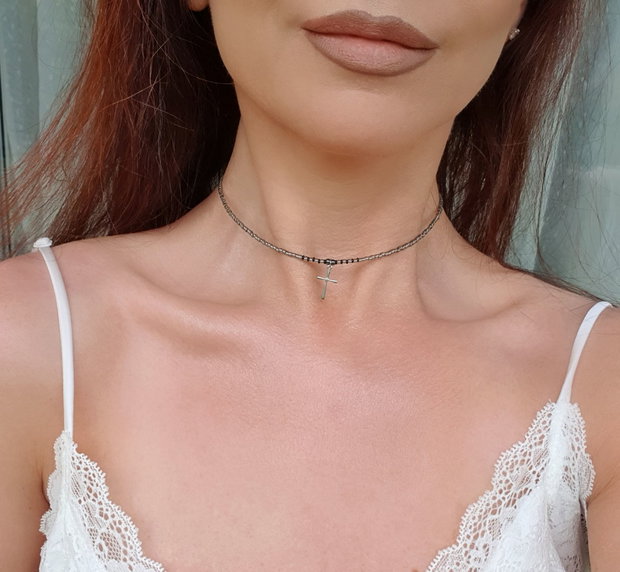 Eleganță Minimalistă: Colier cu mărgele Toho gri închis și charm cruciuliță