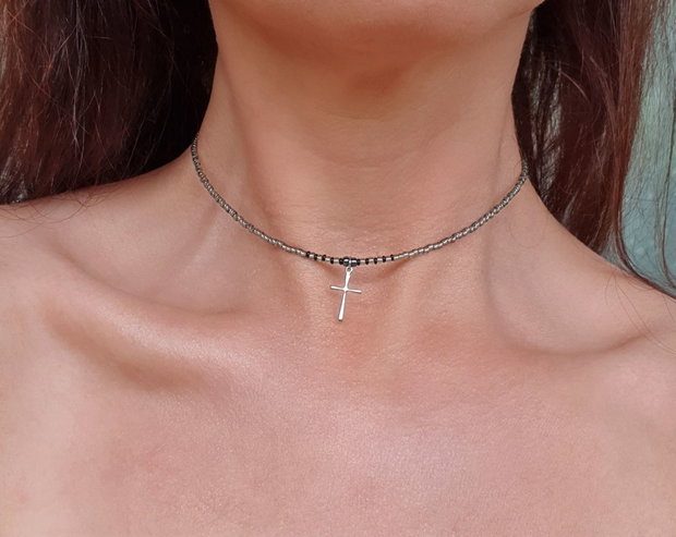 Eleganță Minimalistă: Colier cu mărgele Toho gri închis și charm cruciuliță