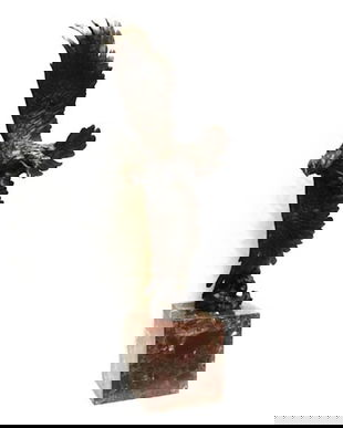 Vultur in zbor-statueta din bronz cu un soclu din marmura