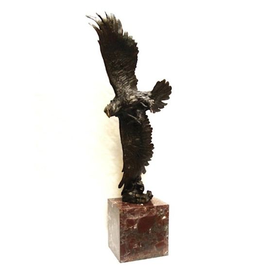 Vultur in zbor-statueta din bronz cu un soclu din marmura