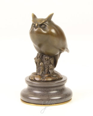 Bufnita-statueta din bronz pe un soclu din marmura