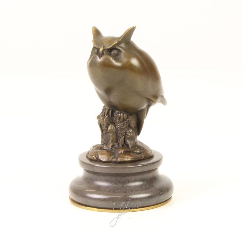Bufnita-statueta din bronz pe un soclu din marmura