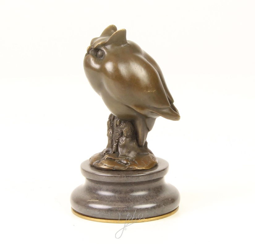 Bufnita-statueta din bronz pe un soclu din marmura