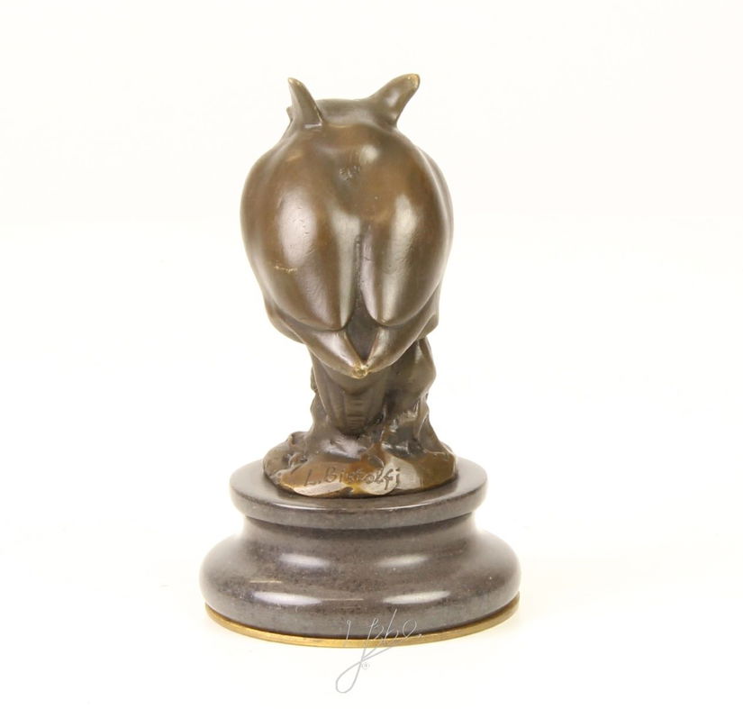 Bufnita-statueta din bronz pe un soclu din marmura