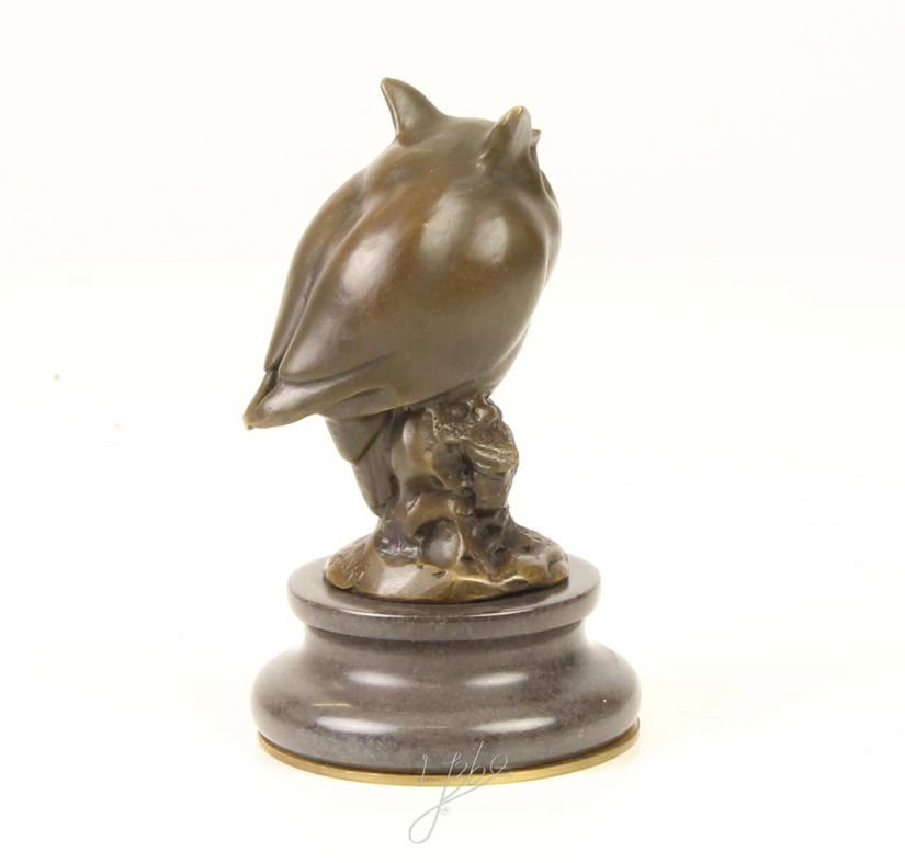 Bufnita-statueta din bronz pe un soclu din marmura