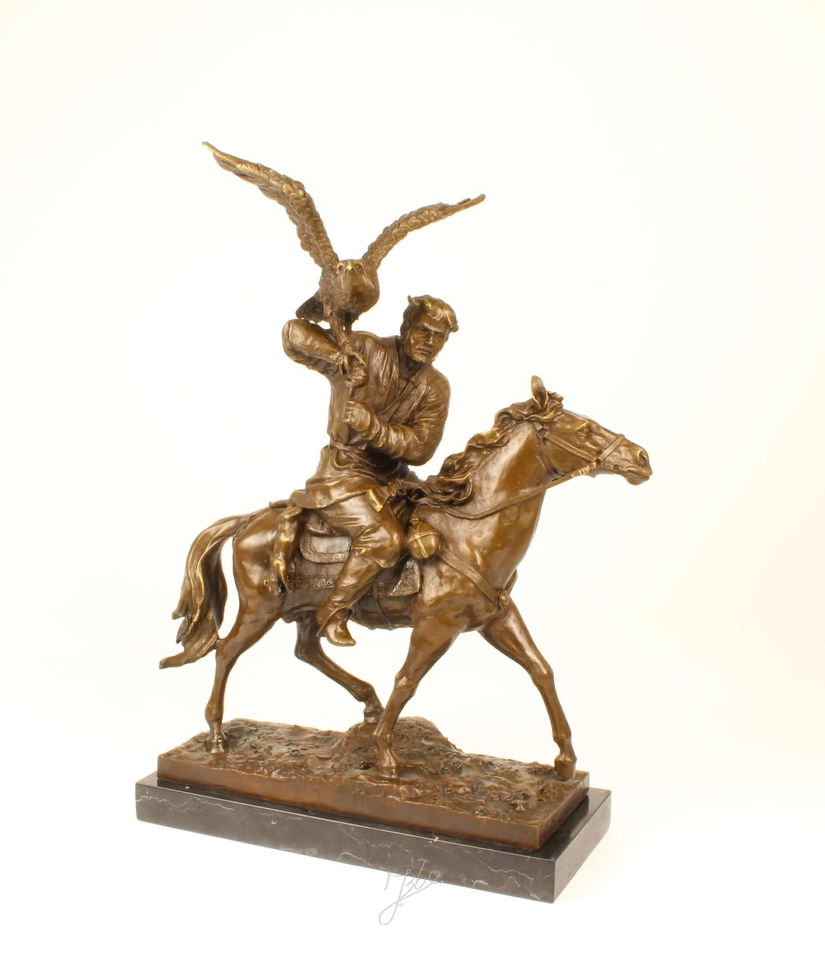 Soimarul tarului-statueta din bronz cu un soclu din marmura