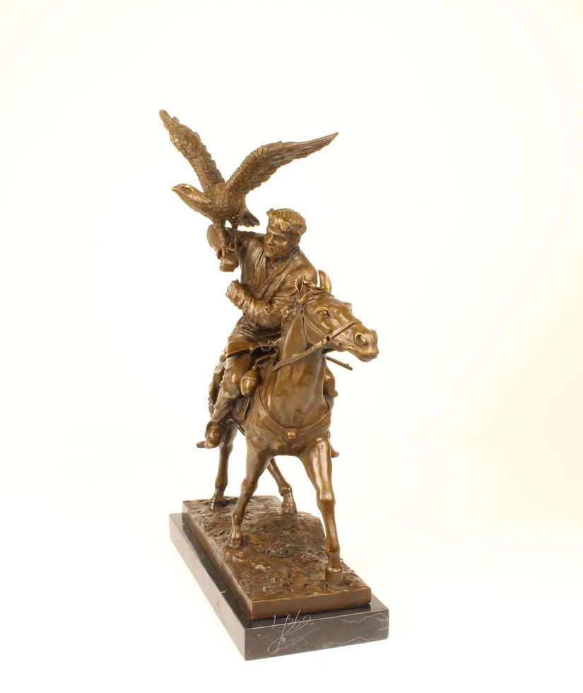 Soimarul tarului-statueta din bronz cu un soclu din marmura