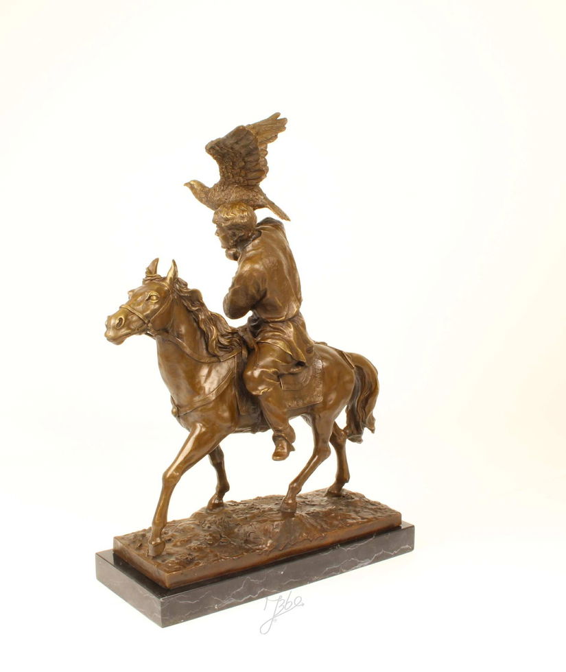 Soimarul tarului-statueta din bronz cu un soclu din marmura