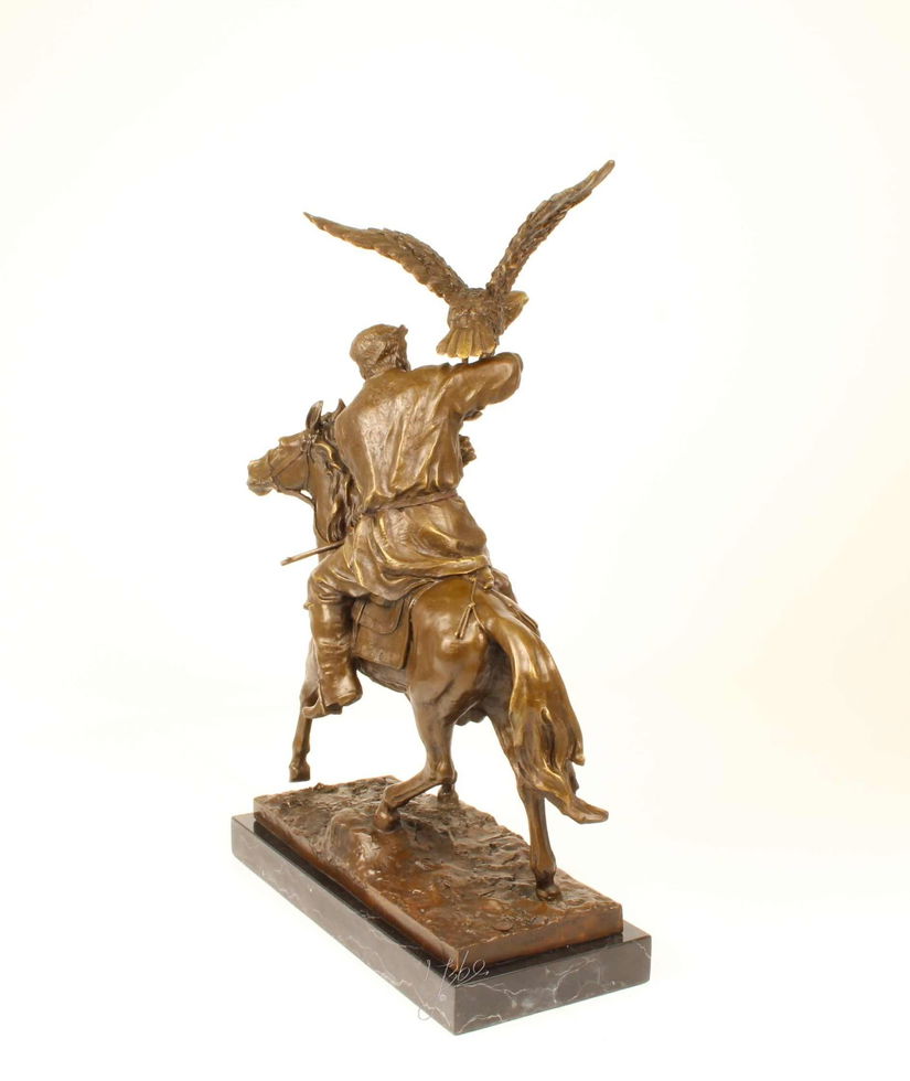 Soimarul tarului-statueta din bronz cu un soclu din marmura