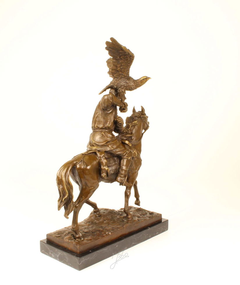 Soimarul tarului-statueta din bronz cu un soclu din marmura