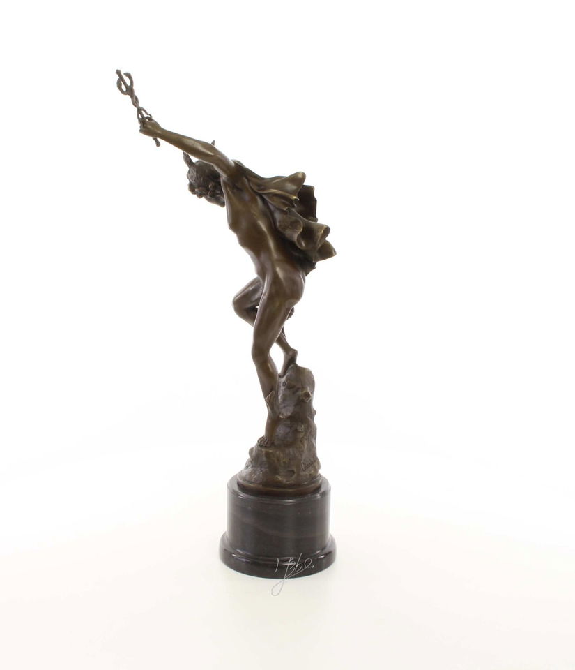 Mercur legandu-si sandalele-statueta din bronz cu soclu marmura