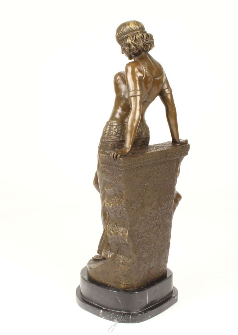 Dansatoare din buric-statueta din bronz cu un soclu din marmura