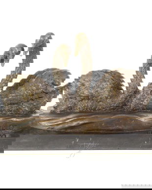 Lebede-statueta din bronz pe un soclu din marmura