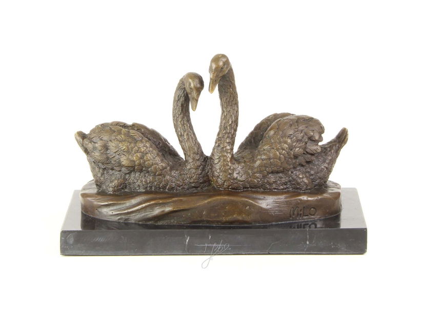 Lebede-statueta din bronz pe un soclu din marmura