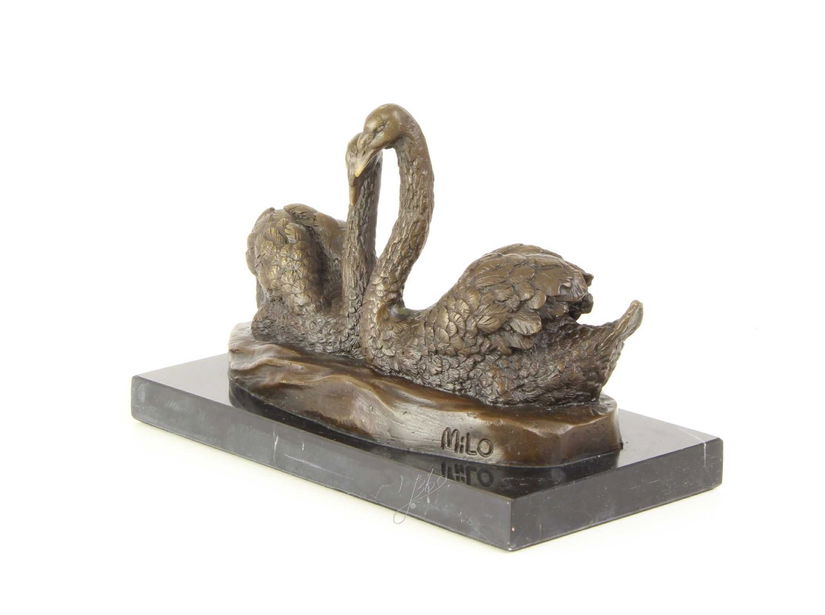 Lebede-statueta din bronz pe un soclu din marmura