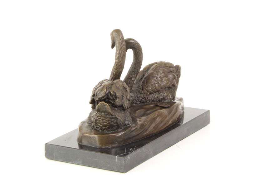 Lebede-statueta din bronz pe un soclu din marmura