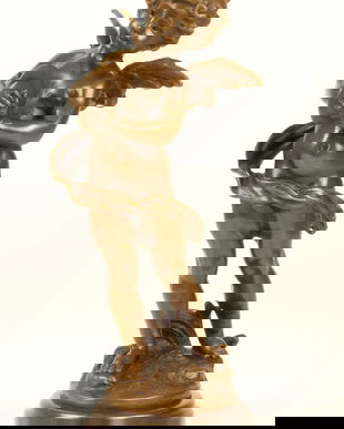 Ingeras cantand la cimbale-statueta din bronz pe un soclu din marmura