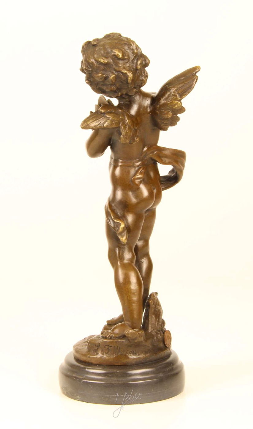Ingeras cantand la cimbale-statueta din bronz pe un soclu din marmura