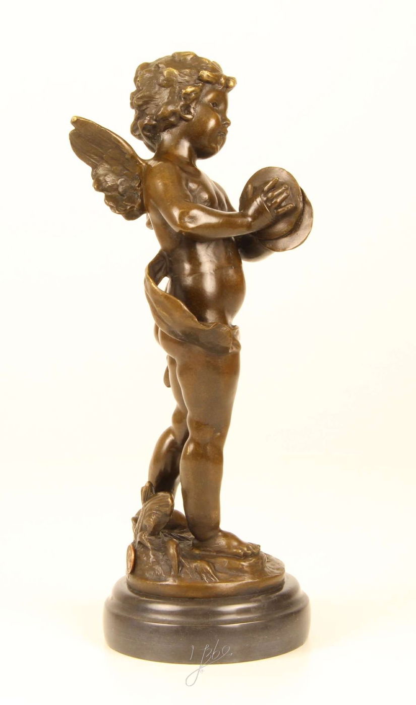 Ingeras cantand la cimbale-statueta din bronz pe un soclu din marmura