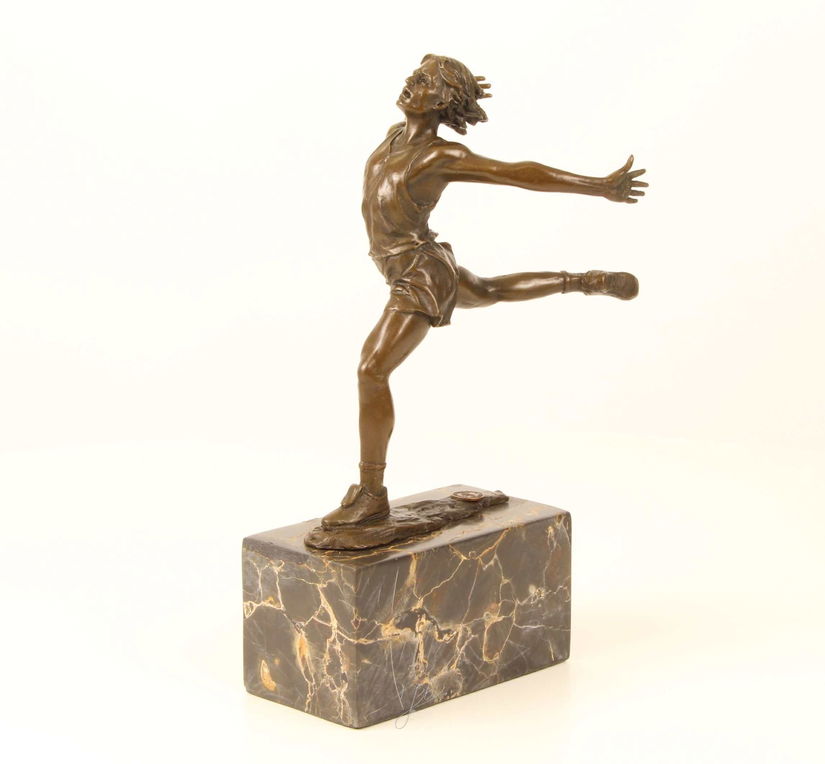 Finish-statueta din bronz cu un soclu din marmura
