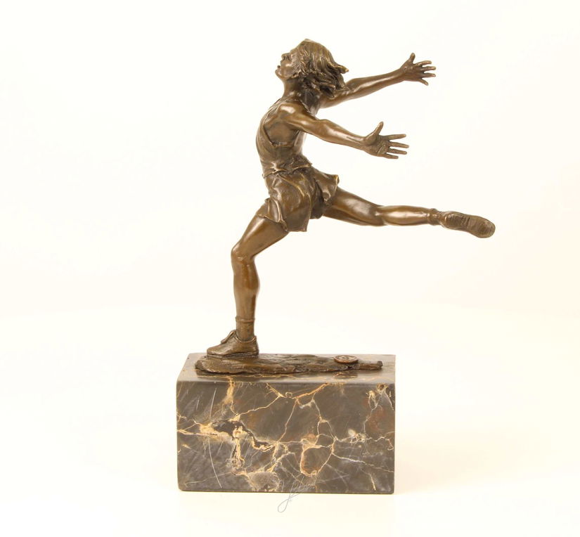 Finish-statueta din bronz cu un soclu din marmura