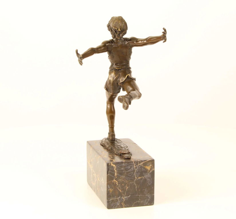 Finish-statueta din bronz cu un soclu din marmura