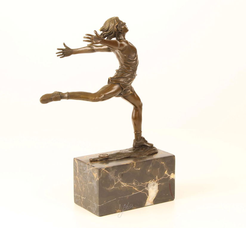 Finish-statueta din bronz cu un soclu din marmura