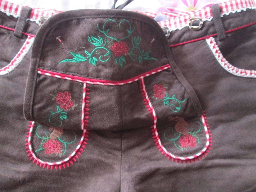pantaloni scurti dame model "austriac"