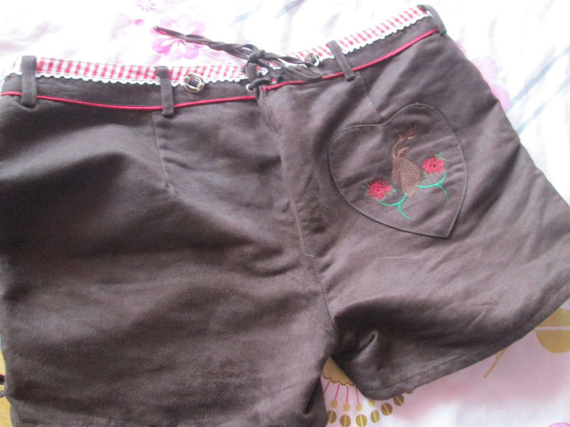 pantaloni scurti dame model "austriac"