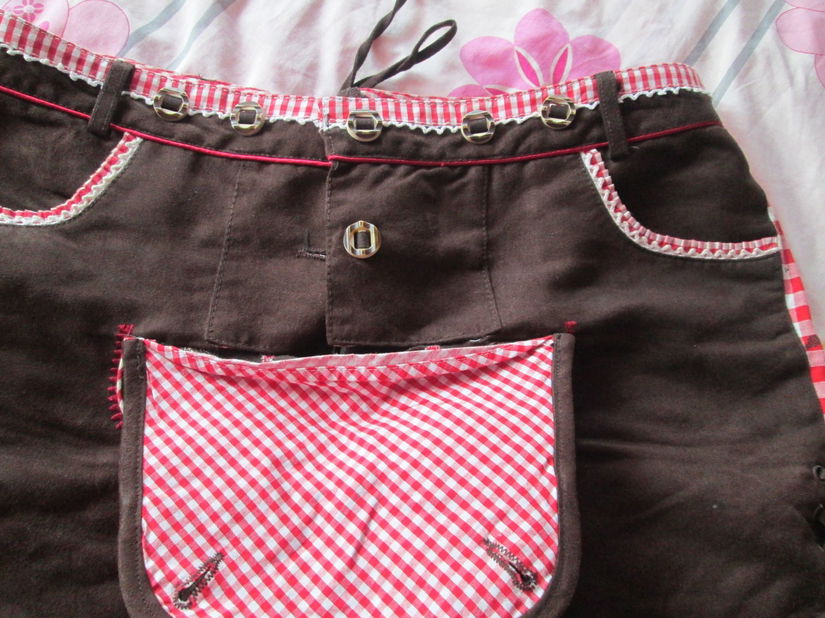 pantaloni scurti dame model "austriac"