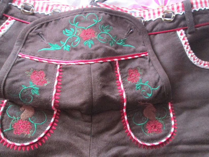pantaloni scurti dame model "austriac"