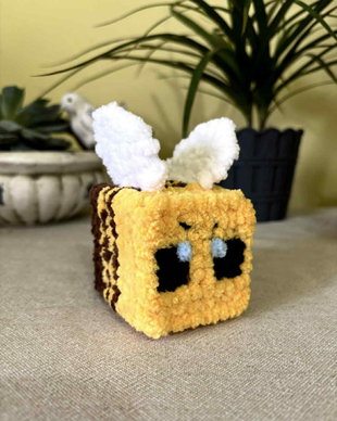 Albinuță Minecraft cusută pe cadru