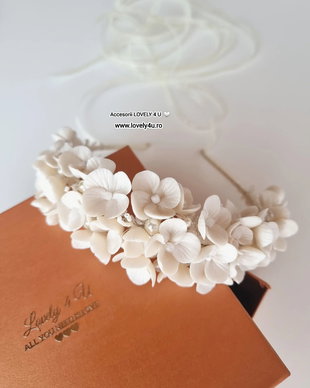 Coronita mireasă cu flori handmade, bază placată cu argint -  REYA