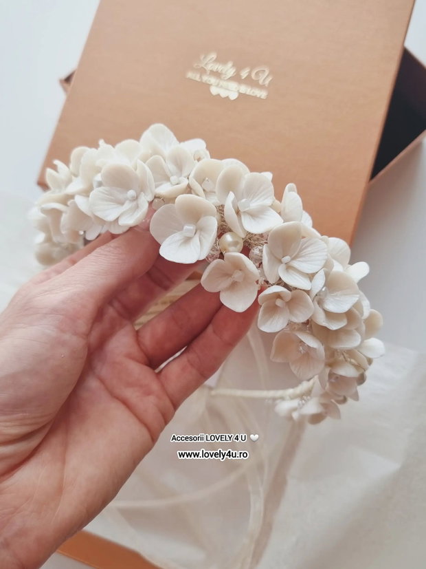 Coronita mireasă cu flori handmade, bază placată cu argint - REYA