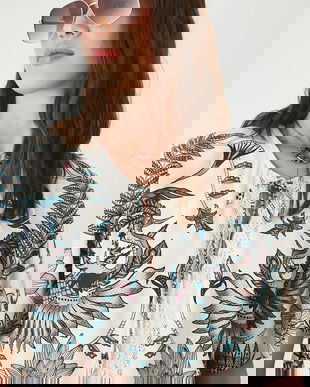 Medicine bluză culoarea bej, cu imprimeu