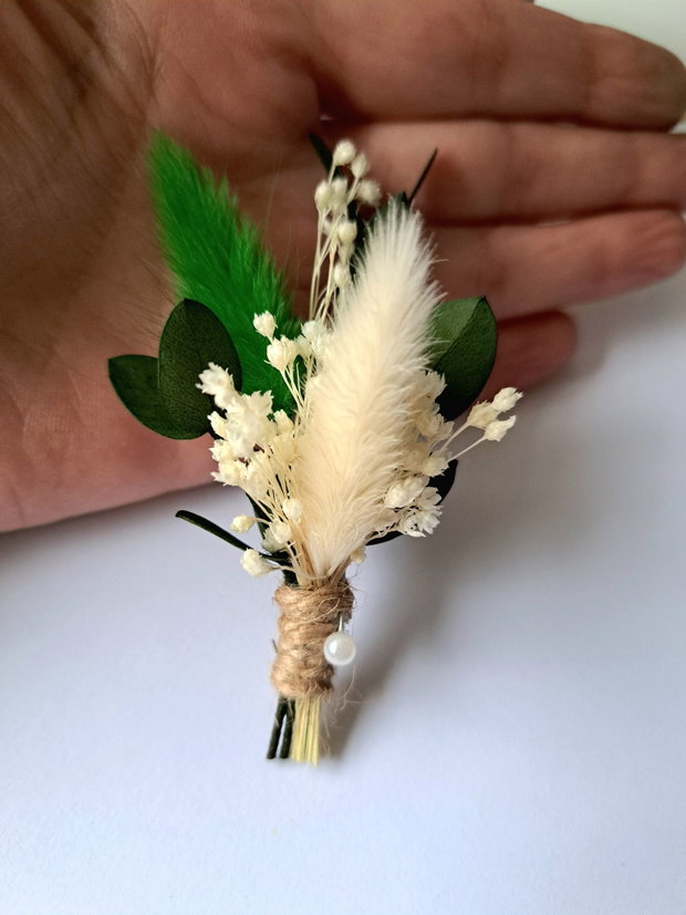Cocarde mici invitați nuntă /Flori de pus în piept-naturale uscate și stabilizate, Alb Verde Smarald, Lagurus/Eucalipt/Iută
