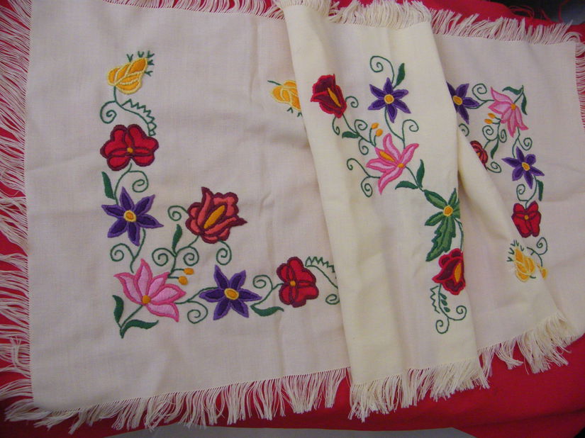 Nou-runner traversa cu broderie