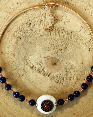 Colier cu margele din lapis lazuli,hematit si coral si un element tibetan